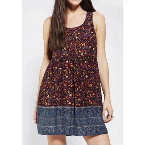 Ecote Keyhole Back Flowey Tank Top - Picture 1 of 10